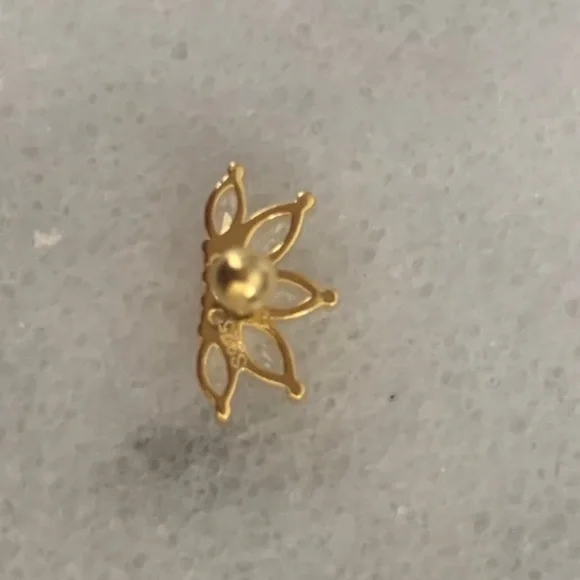 18k Gold Large Crystal Leaf Flower Cartilage Earring - Picture 3 of 3